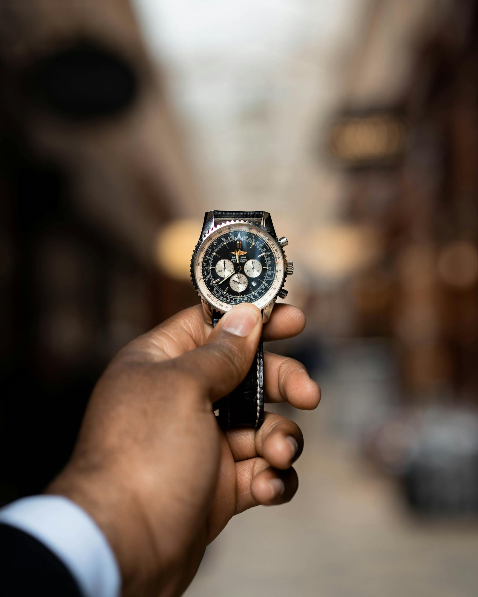 Maestro orologiaio al lavoro
